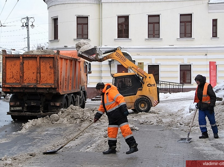 Владимирские коммунальщики очищают тротуары от снега и наледи