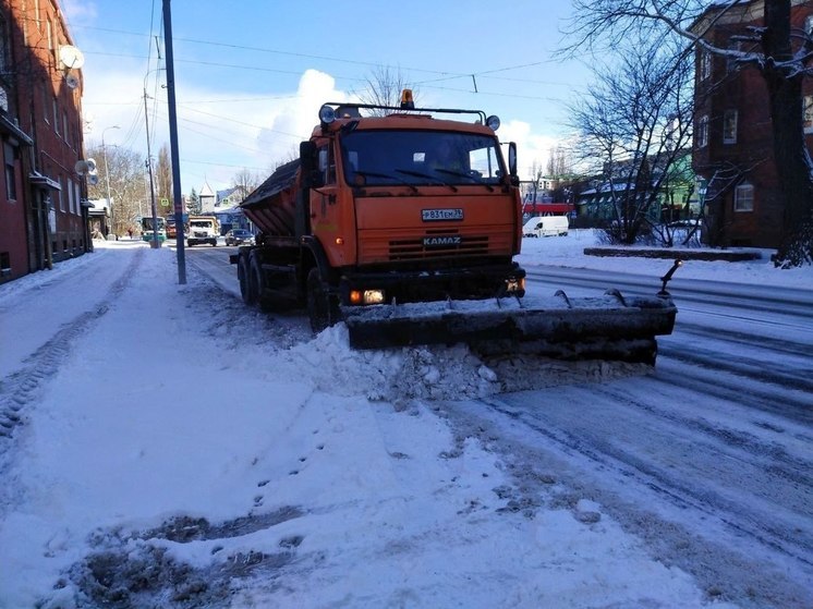 Калининградские власти рассказали, кто и как убирает последствия снегопада в городе