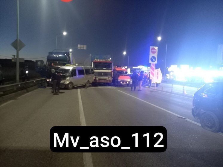 Из-за массовой аварии под Минводами возникла большая автомобильная пробка