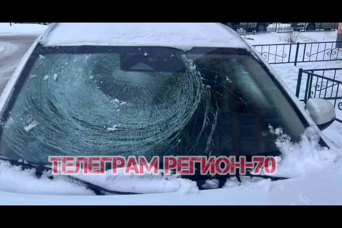 Томичу разбили стекло машины кабачками