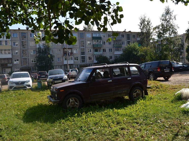 За парковку на газонах хотят карать большими штрафами в Архангельской области