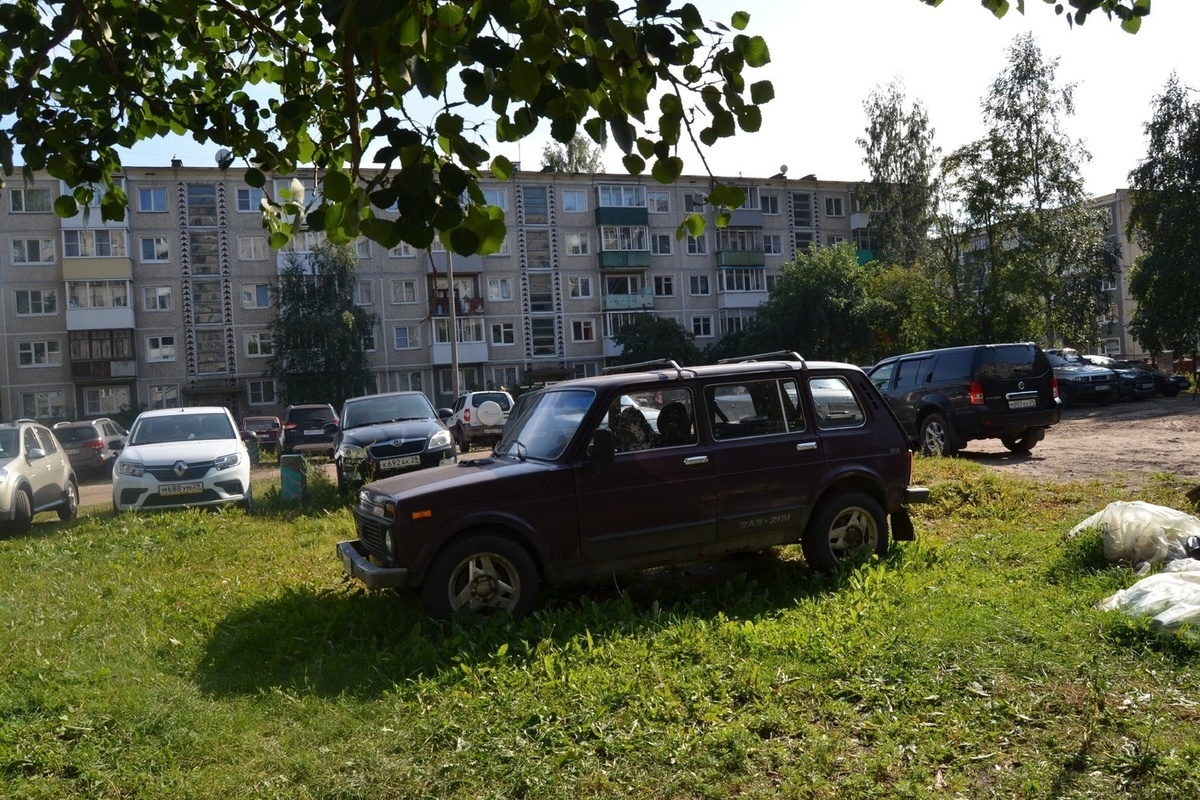 За парковку на газонах хотят карать большими штрафами в Архангельской области