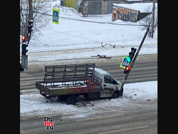 Грузовик протаранил светофор в Петрозаводске из-за наглой легковушки