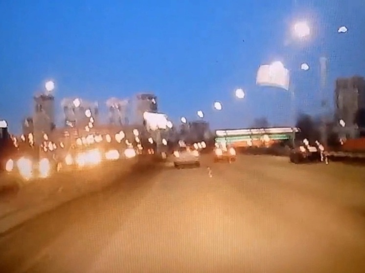 В Новосибирске у водителя отлетел капот автомобиля на Ипподромской магистрали