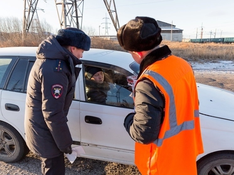 Автомобилистам напомнили ПДД на железнодорожном переезде через Транссиб