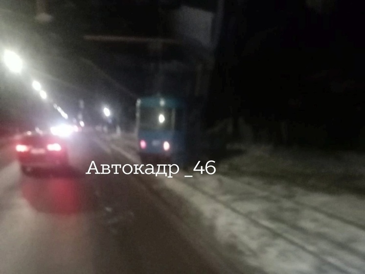 В Курске на улице Красный Октябрь сошел с рельсов трамвай