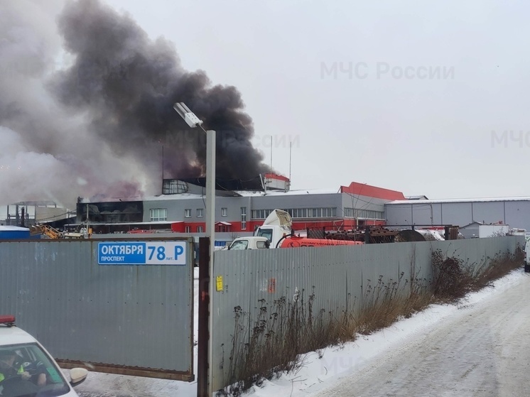 В Ярославле горит одно из зданий авторынка