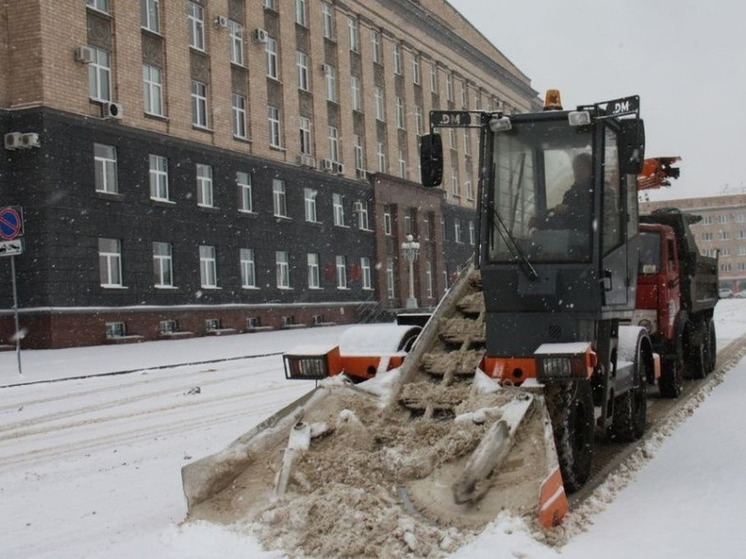 Коммунальщики продолжают ликвидировать последствия метели в Орле