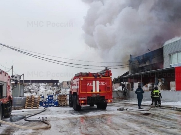 В Ярославле ликвидируют масштабный пожар на складе с картоном