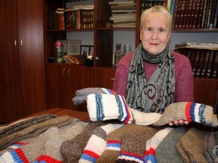 Курянка связала 24 пары теплых носков для бойцов СВО