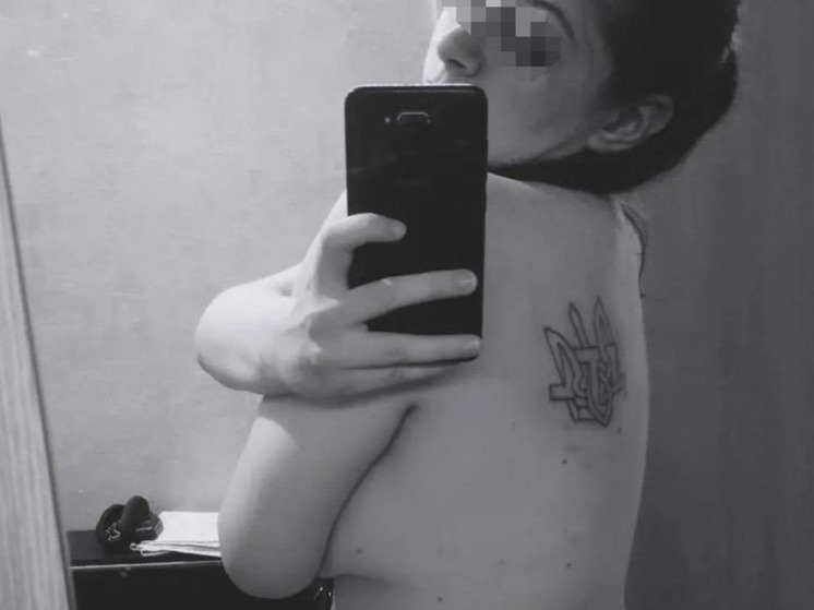 Сотрудницу СПИД-центра в Москве попросили наказать за стихи и тату с трезубцем