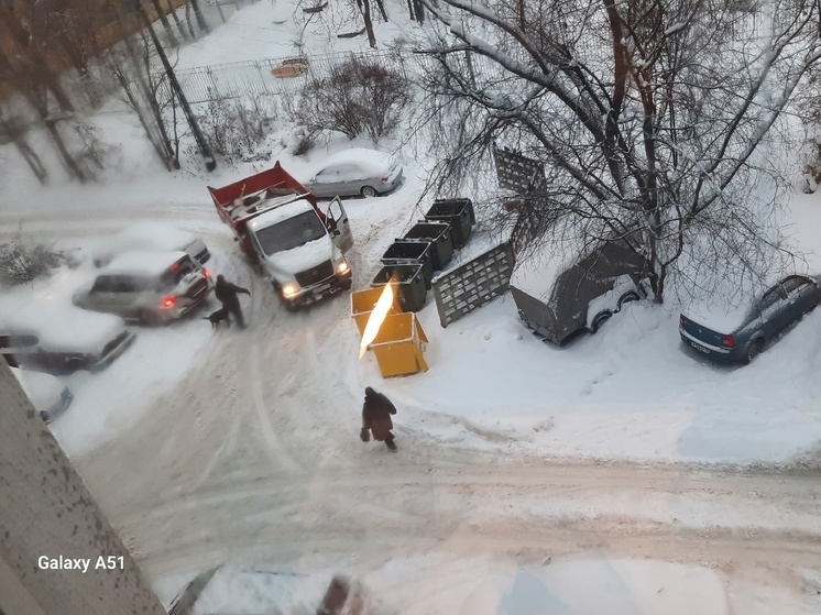 Автомобили буксуют во дворе рядом с детским садом в Петрозаводске