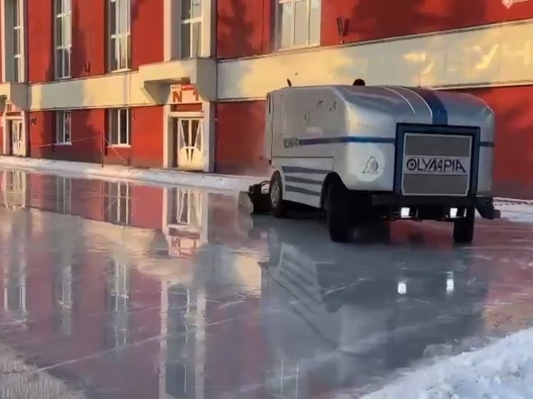 В центре Кемерова начали подготовку еще одной новогодней площадки