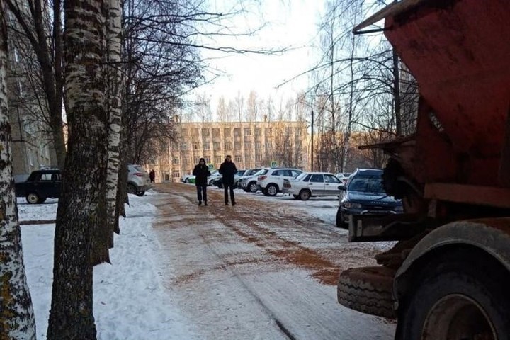 Алексей Смирнов поручил костромским службам избавить тротуары в городе от льда