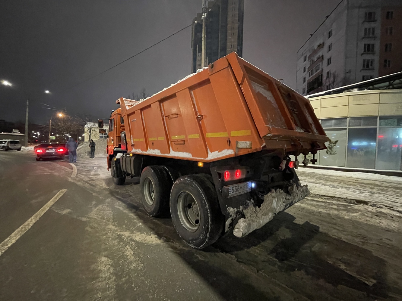 Сотрудники дорожных служб рассказали про уборку выпавшего в Петербурге снега
