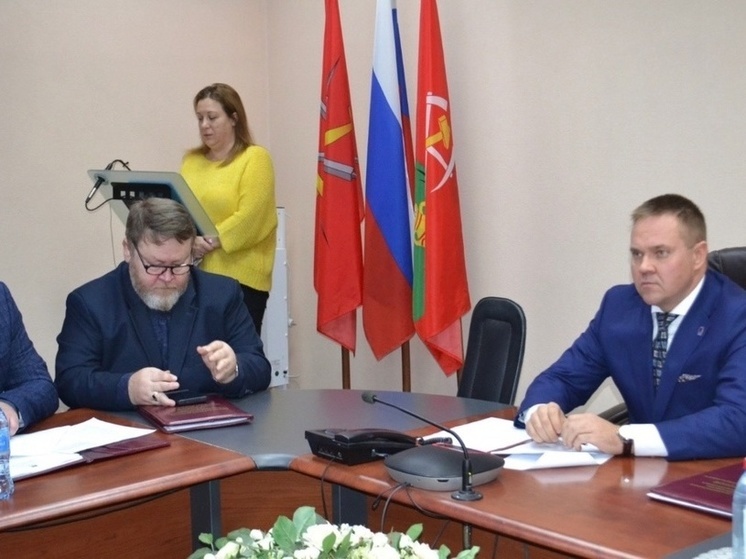 Мэр Новомосковска Платонов обсудил 10 вопросов на заседании собрания депутатов