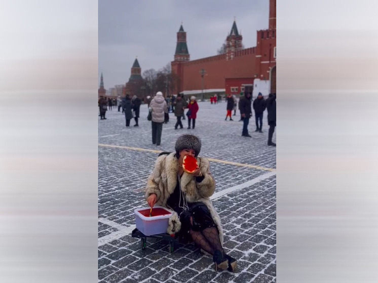Россиянку забрали в полицию за поедание красной икры у стен Кремля