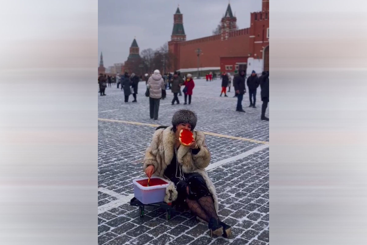 A Russian woman was taken to the police station for eating red caviar near the Kremlin walls