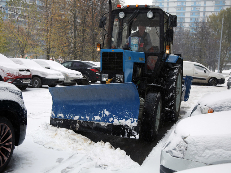 В Одинцово коммунальщики засыпали снегом дворовые парковки