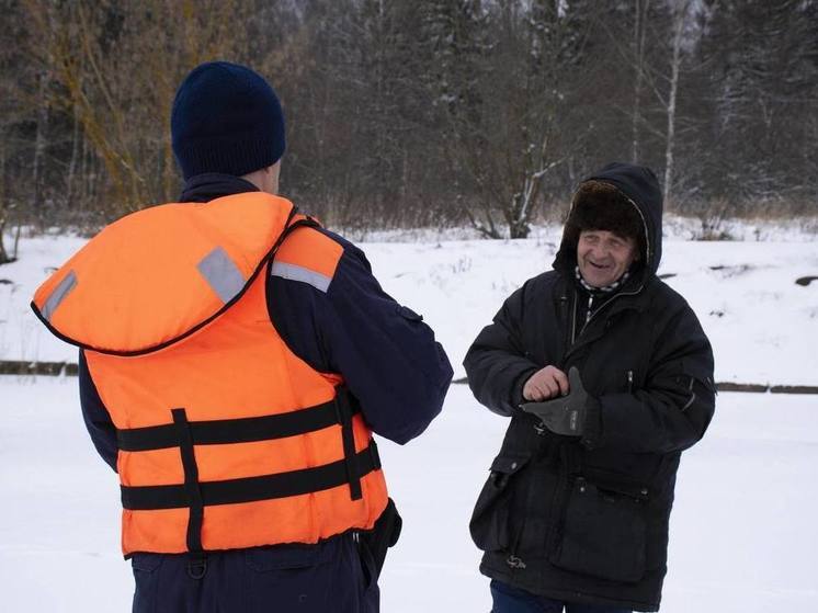 Спасатели Подмосковья напомнили, какой лед считается безопасным