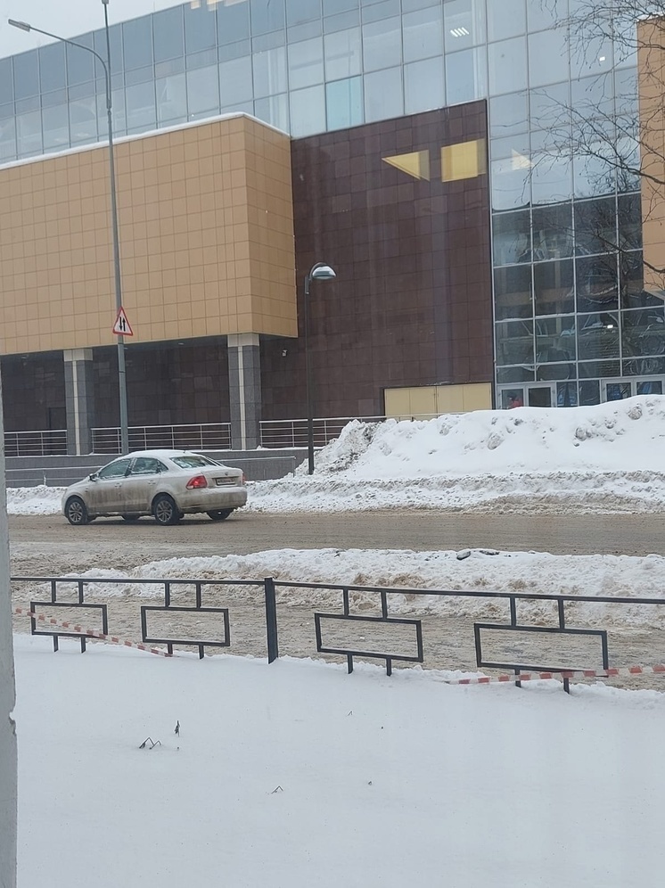 Автоледи в Петрозаводске задела бампером пешехода и показала ему средний палец