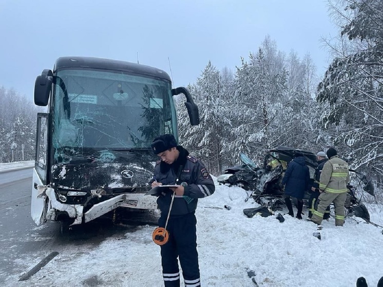 Четыре человека погибли в ДТП с участием автобуса на Урале