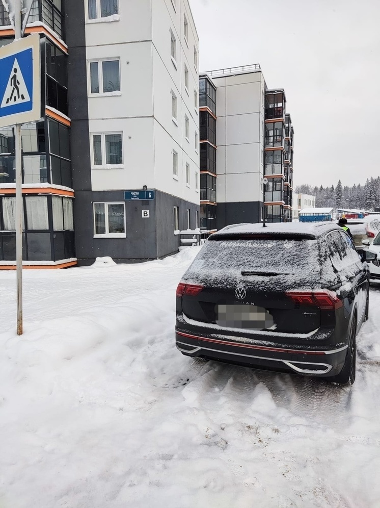 Автомобилиста в Петрозаводске оштрафовали за стоянку перед пешеходным переходом