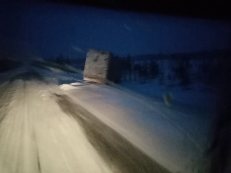 Фуры массово вылетают в кюветы на заснеженной трассе в Карелии