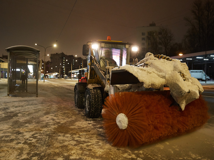 Дорожники рассказали, как в Петербурге убирают снег