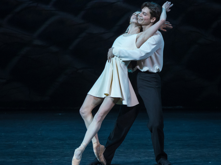 Во многих сценах трагически звучащая музыка иллюстрирует какой-то балаган