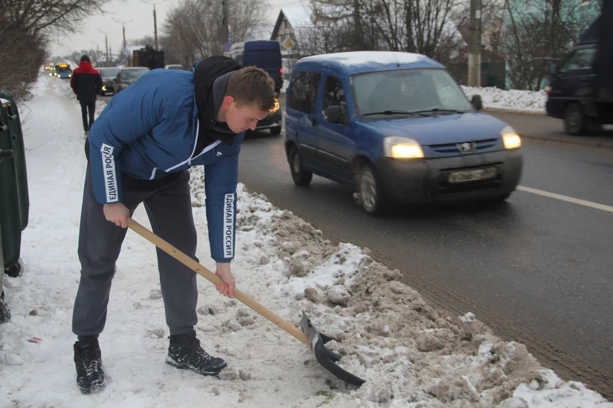 Партийцы сами отправились расчищать снег с обочин дорог в Твери