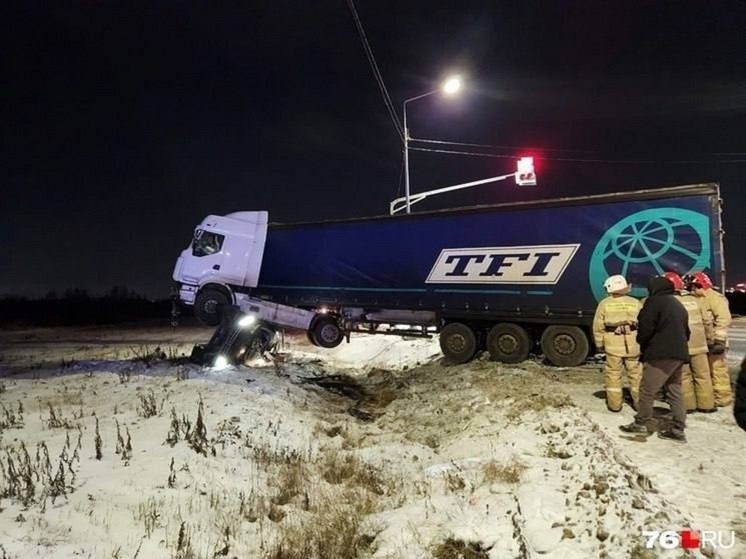 На окраине Ярославля произошло ДТП из трех фур и легкового авто