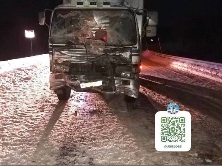 Водитель внедорожника попал в больницу после ДТП с грузовиком на Сахалине