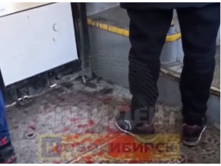 Неадекватный пассажир залил кровью пол автобуса в Новосибирске