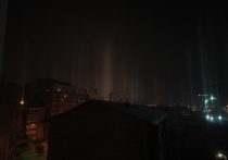В ночном небе Иркутска появились светящиеся столбы, созданные падающими снежинками