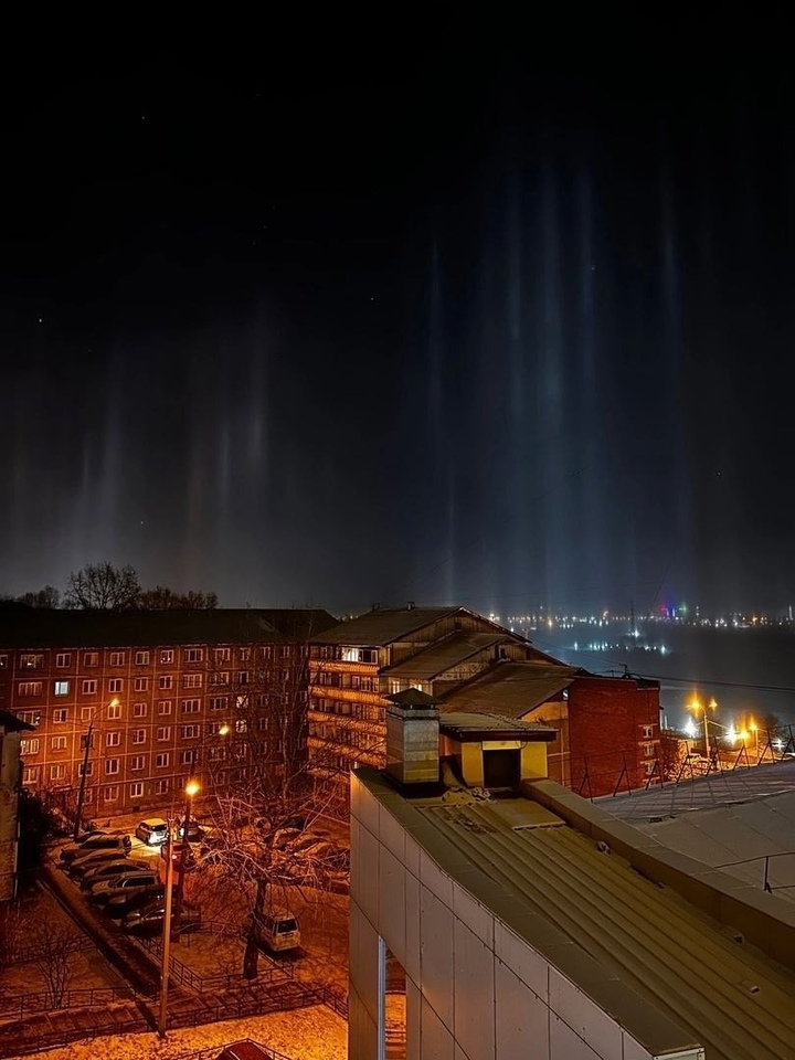 Световые столбы поднялись этой ночью над российским городом
