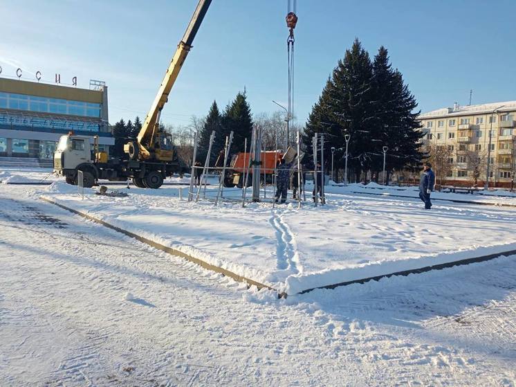 В Северске начался монтаж главной городской ёлки