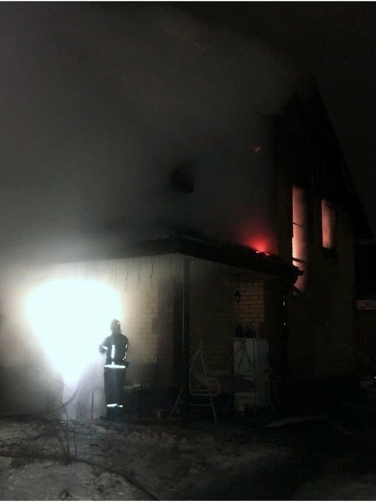 В поселке Шахты Челябинской области из-за детской шалости сгорел дом