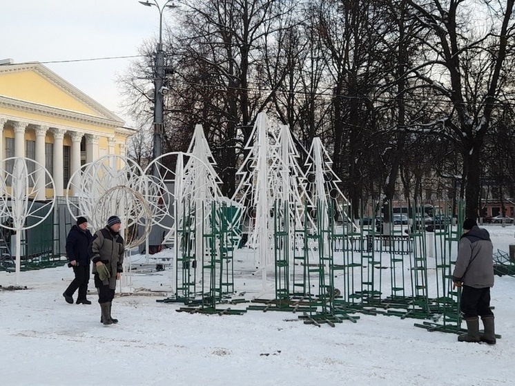 В Кирове начали оформлять Театральную площадь к новогодним праздникам