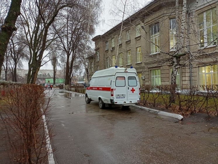 Медицинский вертолет доставил из самойловской больницы тяжелого больного