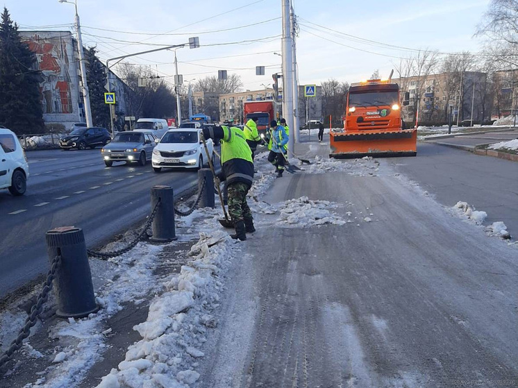 Пензенские дорожники очищают улицы города в две смены