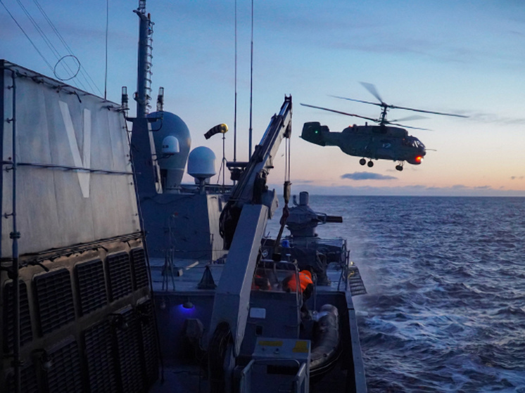 Фрегат «Адмирал Горшков» провел учения с вертолетами в Баренцевом море