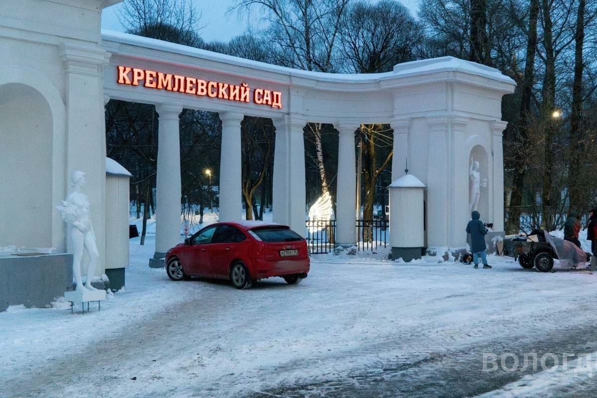 Вход в Кремлевский сад Вологды украшают статуи - МК Вологда