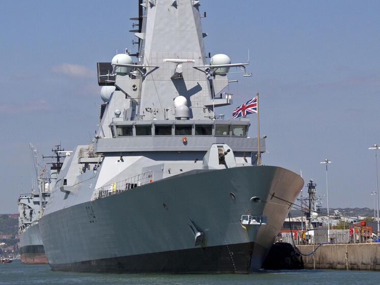 Лондон объяснил отправку эсминца защитой судов и подводных коммуникаций