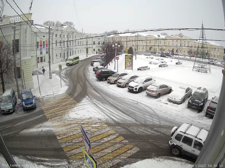 В Твери началась установка главной новогодней елки