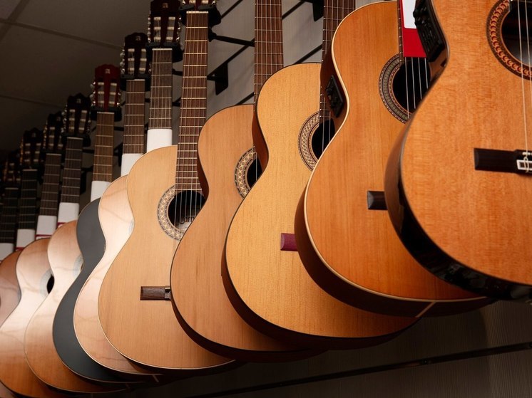 Россиянин украл из магазина 98 гитар и укулеле