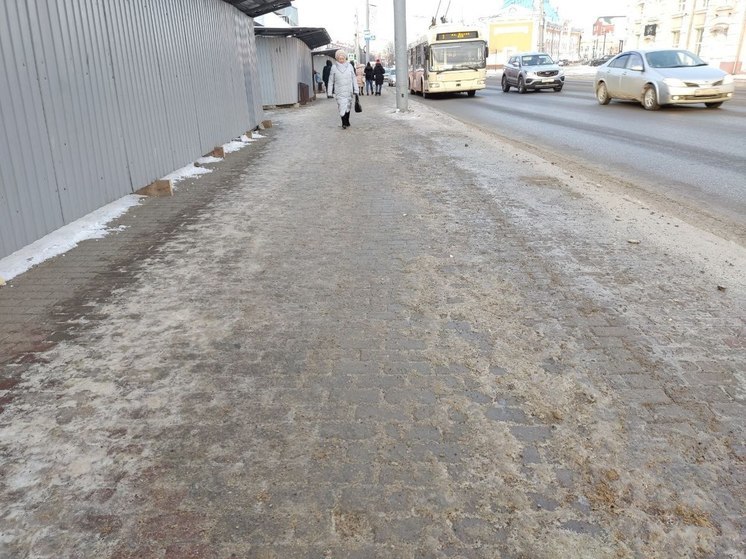 "Сам хожу пешком": мэр Томска поручил обрабатывать тротуары песком до 6 утра