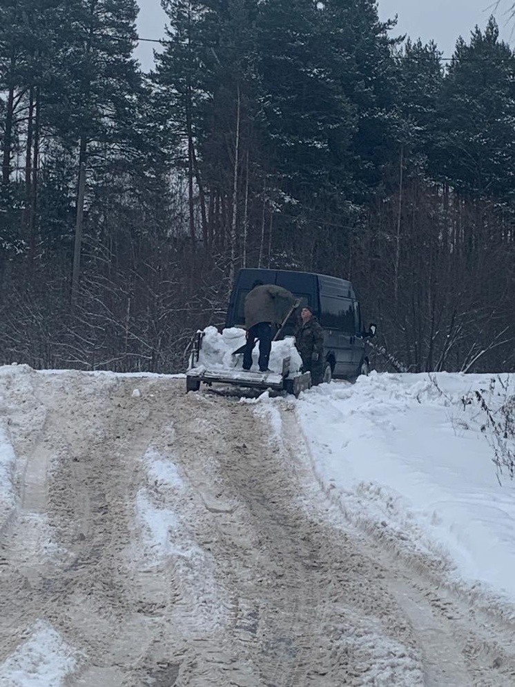 Житель деревни под Тверью завалил выезд снегом
