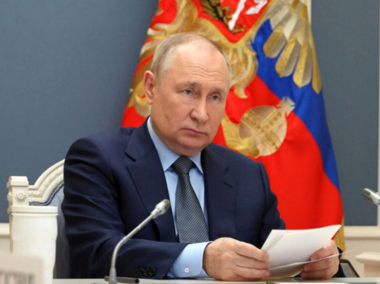 Президент США Джо Байден сделал российского лидера Владимира Путина сильнее, чем когда-либо, заявил экс-советник главы Пентагона полковник Дуглас Макгрегор
