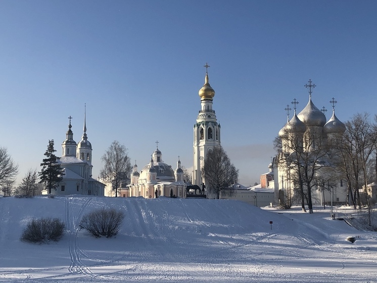 Толщина льда на реке Вологде составляет 10-12 сантиметров